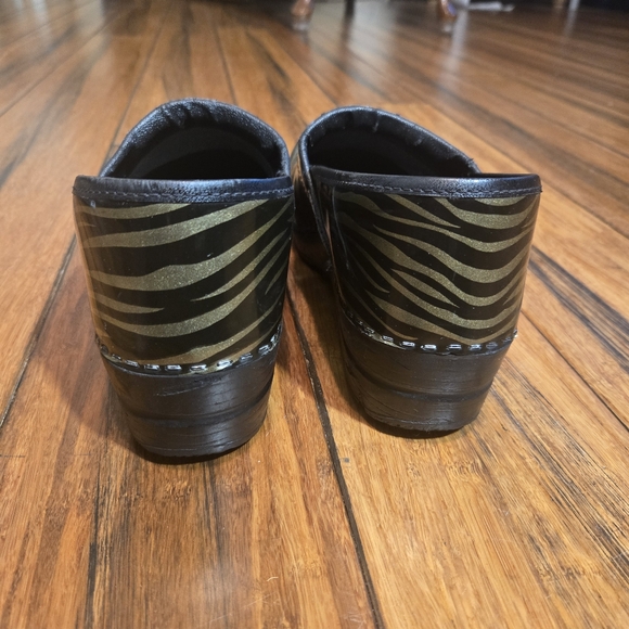 Stylish Zebra Pattern Clogs - Picture 3 of 6
